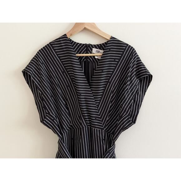 NWT Diane Von Furstenberg Sz 2 Short Sleeve V-Neck Silk Jumpsuit Larson Black - Picture 2 of 10